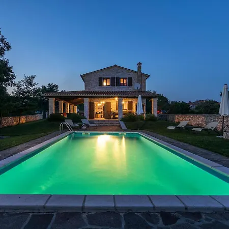 Villa Spacious In With Pool