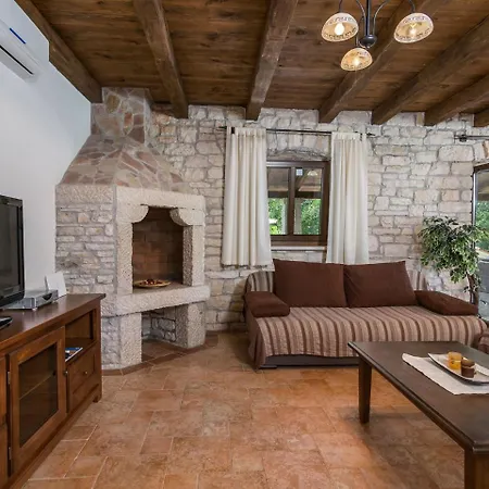 Spacious In With Pool *