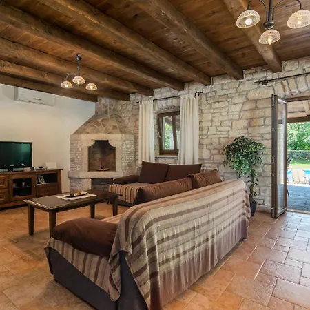 Spacious In With Pool