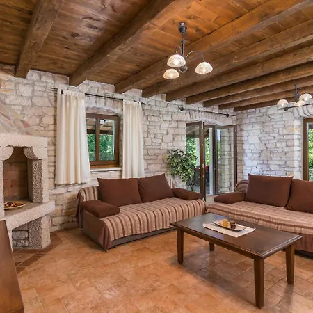Villa Spacious In With Pool
