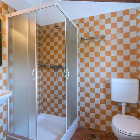 Spacious In With Pool * Tinjan