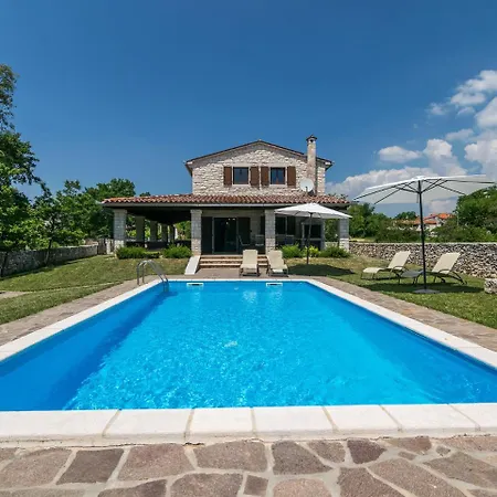 Spacious In With Pool Tinjan