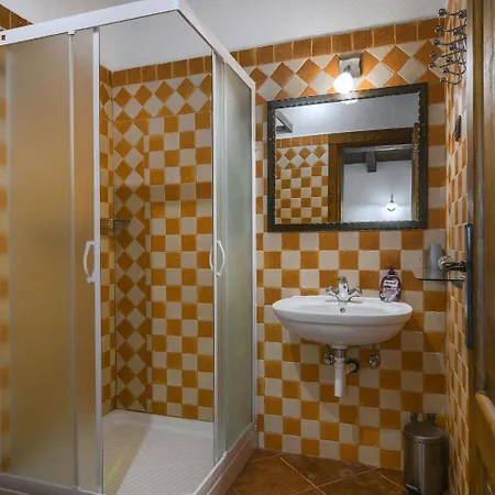 Spacious In With Pool Tinjan