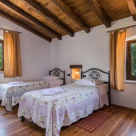 Spacious In With Pool فيلة Tinjan