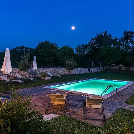Spacious In With Pool