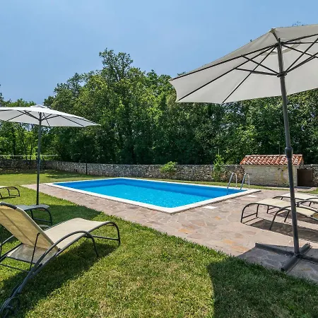 Spacious In With Pool