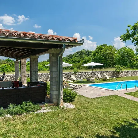 Spacious In With Pool